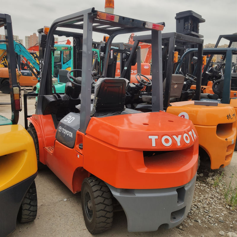 3 Tonnen Toyota Diesel Gabelstapler mit und Ladekapazität 3 Tonnen Arbeitsstunden 2001-4000