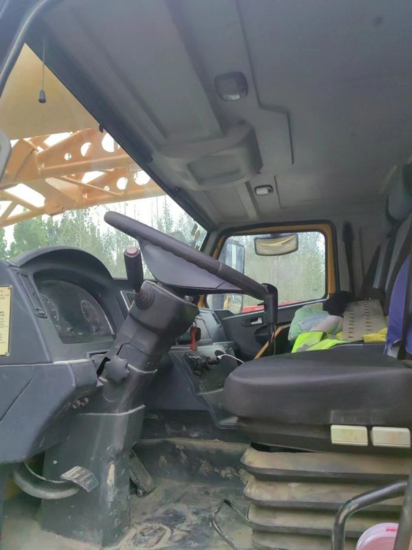 Aufheben von Baugütern im Freien mit YUCHAI-Motor 80 Tonnen Teleskop-Arm-Kran