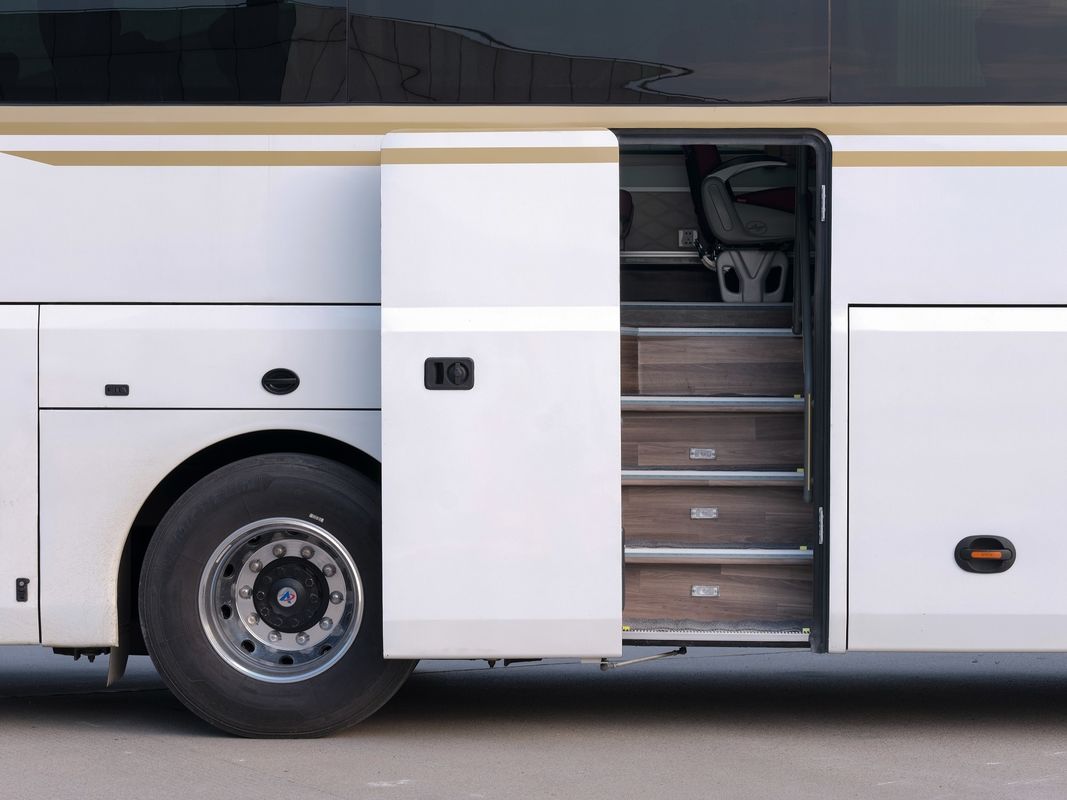 50-Sitzer-Bus mit Linksantrieb 8L garantierter Kraftstofftyp Diesel