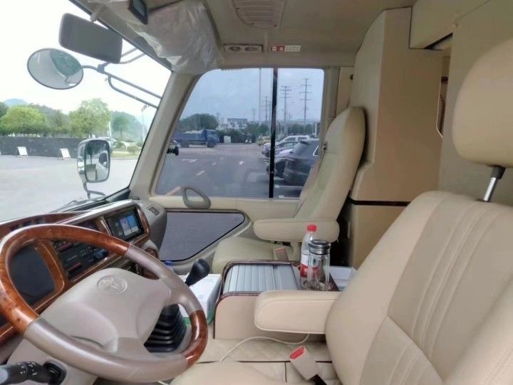 30 Sitzplätze Diesel-Toyota-Straßenbus für Luxusbusse für Touristen Emissionsstandard Euro 3