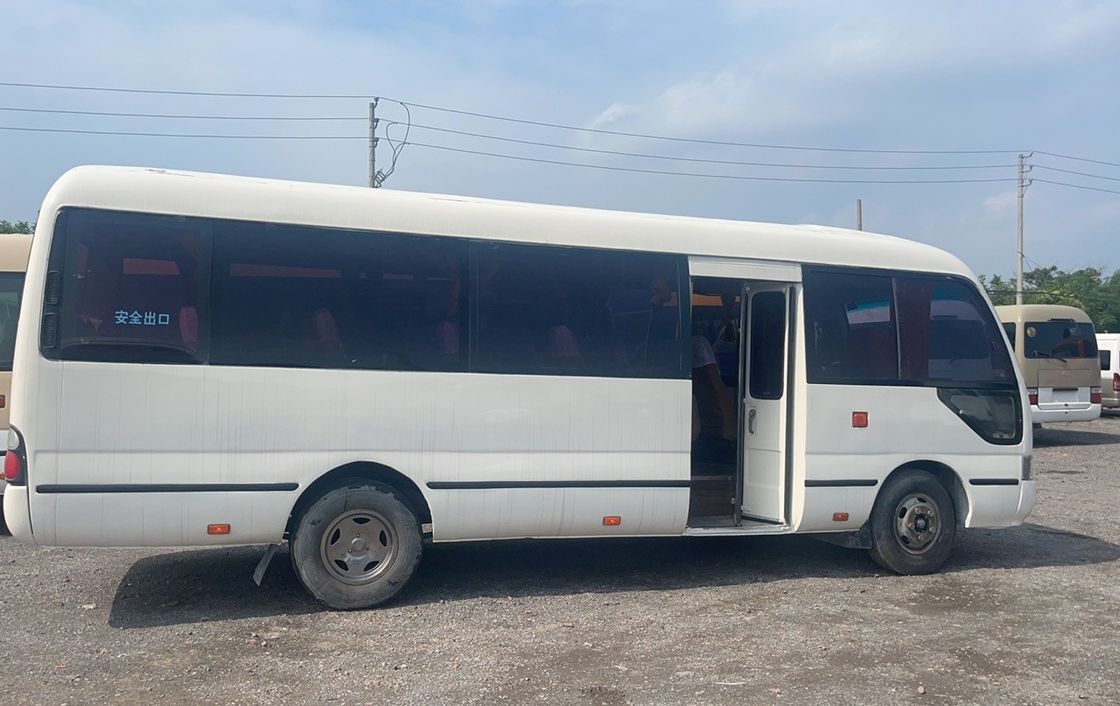 30-Sitzer Toyota Coaster Bus Linkslenkung und komfortabler Stil mit Dieselmotor