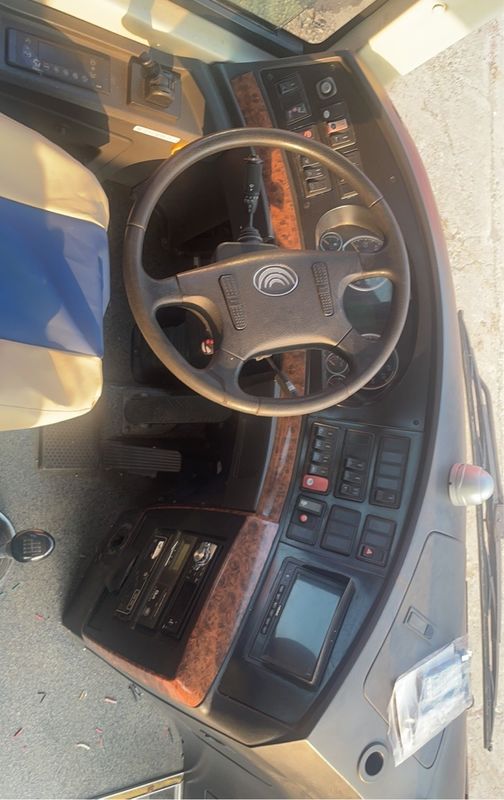 Bus mit Vordermotor in Afrika 62-Sitzer Luxuswagen mit geringem Kraftstoffverbrauch