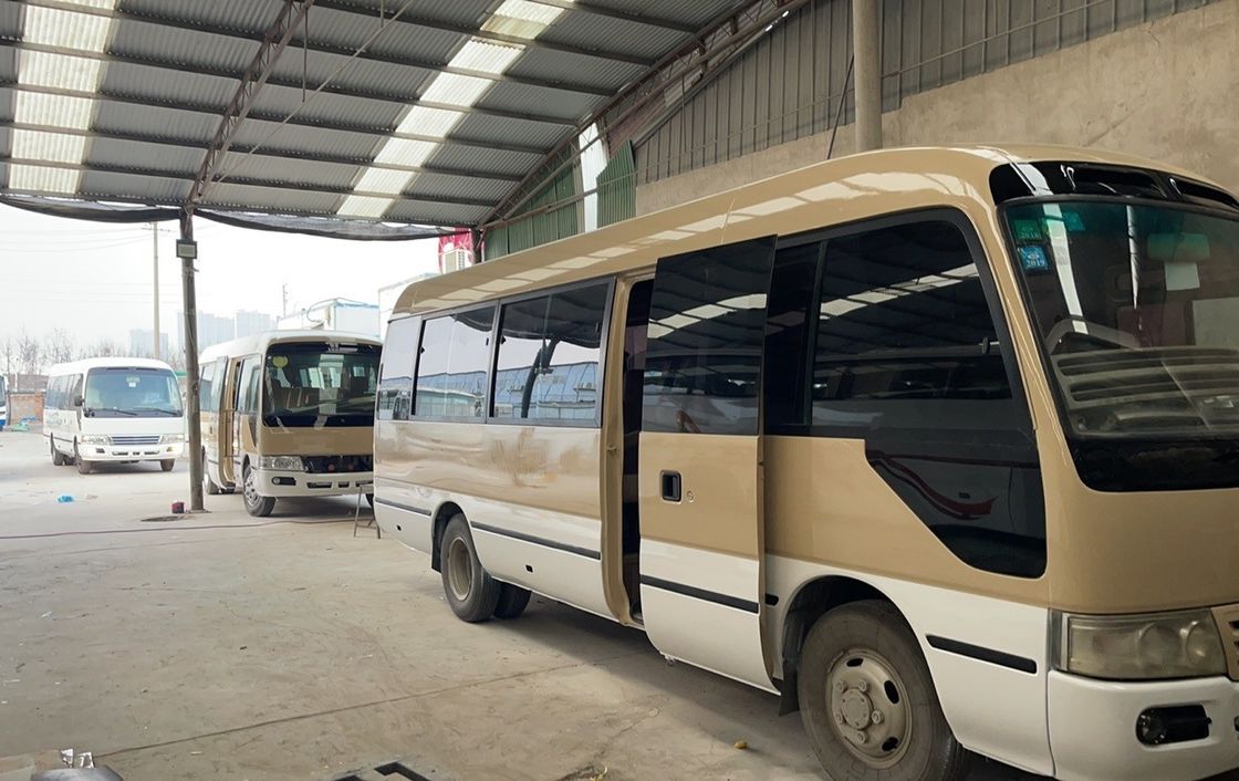 Dieselbrennstoff Typ Gebrauchtes Toyota Coaster Bus 30 Sitzplätze in gutem Zustand Maximale Leistung 113/5200 kW
