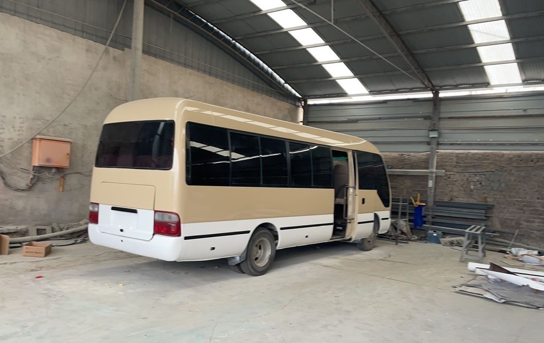 Dieselbrennstoff Typ Gebrauchtes Toyota Coaster Bus 30 Sitzplätze in gutem Zustand Maximale Leistung 113/5200 kW