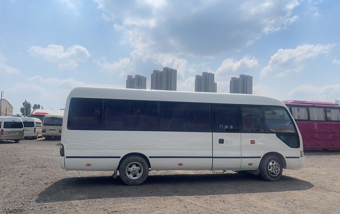 Gebrauchtes Toyo ta Coaster Bus mit 30 Sitzen und Handgetriebe in gutem Zustand