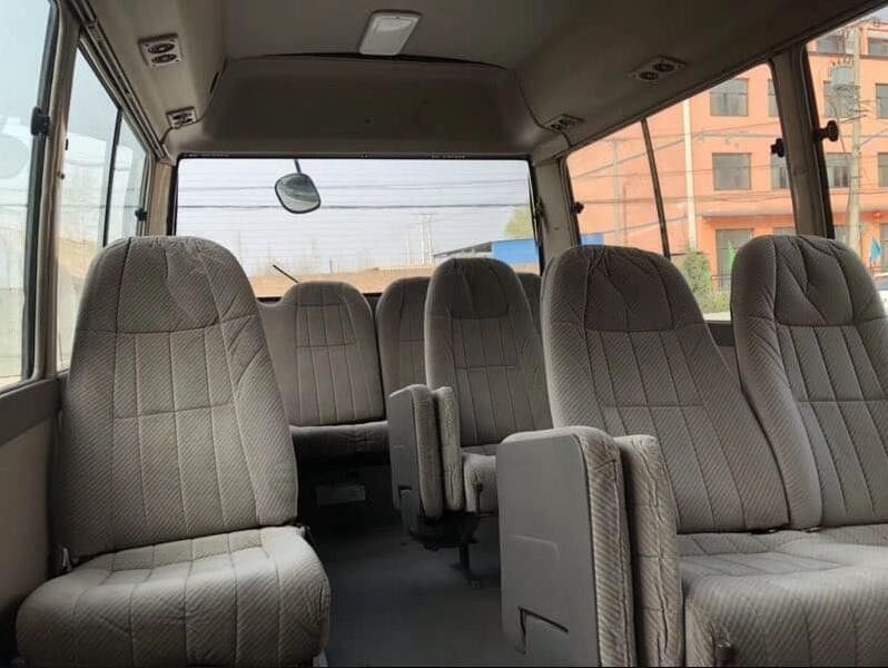 G.V.W. Kg 5900 gut ausgestatteter Toyota Coaster 30-Sitzer Bus für den Personenverkehr