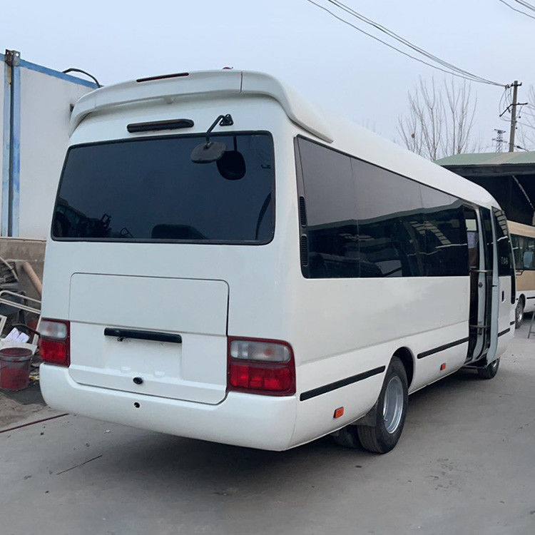 30 Sitzplätze Gebraucht-Toyota-Laufbahnbus in gutem Zustand 7005*2040*2785 6-8L Motorkapazität