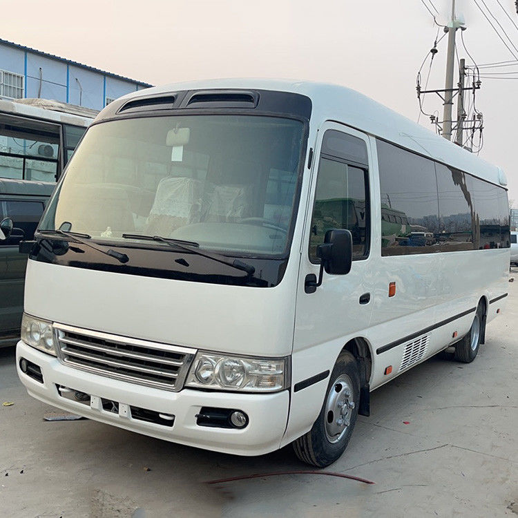 30 Sitzplätze Gebraucht-Toyota-Laufbahnbus in gutem Zustand 7005*2040*2785 6-8L Motorkapazität