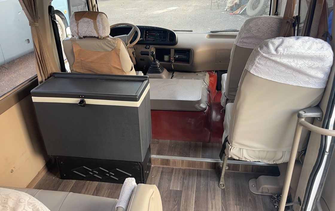 Gebrauchtes Diesel 30-Sitzer Toyota Coaster Bus in gutem Zustand LHD 7.00R16 Reifen G.V.W. 5900 kg