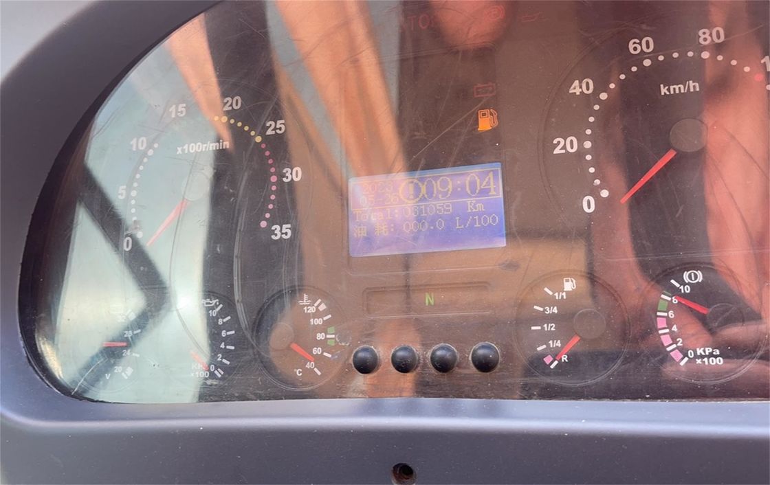 70-Sitzer-Laufwagen Bus Luxus-Tour-Passagierautobus mit 8L-Motor und Dieselkraftstoff