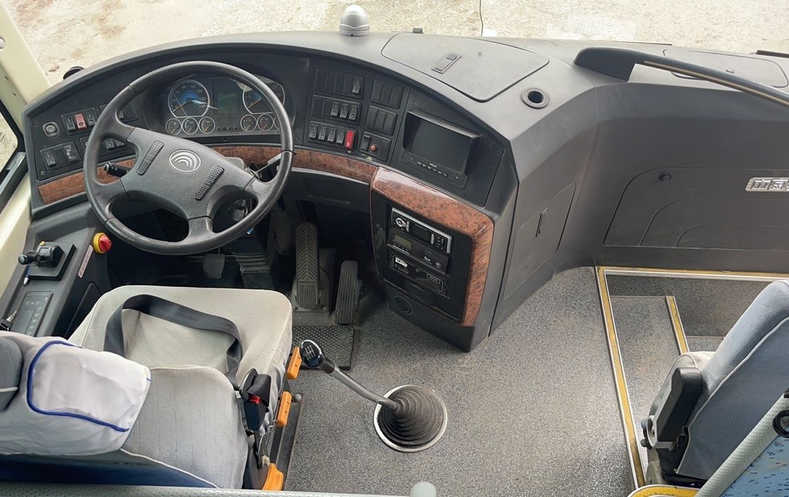 Luxusbus mit 12 Meter 65 Sitzplätzen mit Yuchai-Motor für Ihre Zufriedenheit