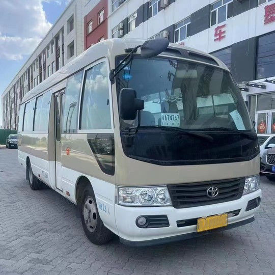 Manuelle Getriebe Typ 30-Sitzer Toyota Coaster Bus mit 7005*2040*2785mm Größe