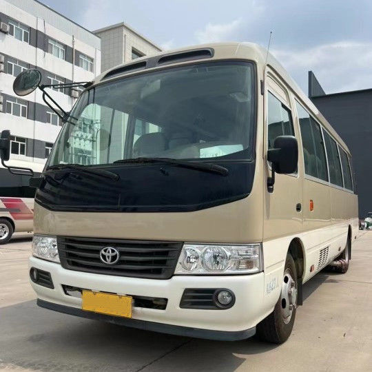 2023 Modell Benzin Toyota Coaster Bus 30 Sitzplätze Motorkapazität 4L 7005*2040*2785mm