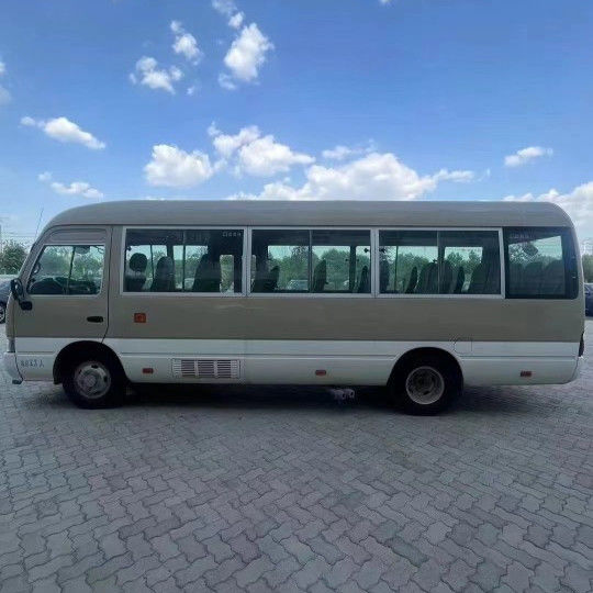 2023 Modell Benzin Toyota Coaster Bus 30 Sitzplätze Motorkapazität 4L 7005*2040*2785mm