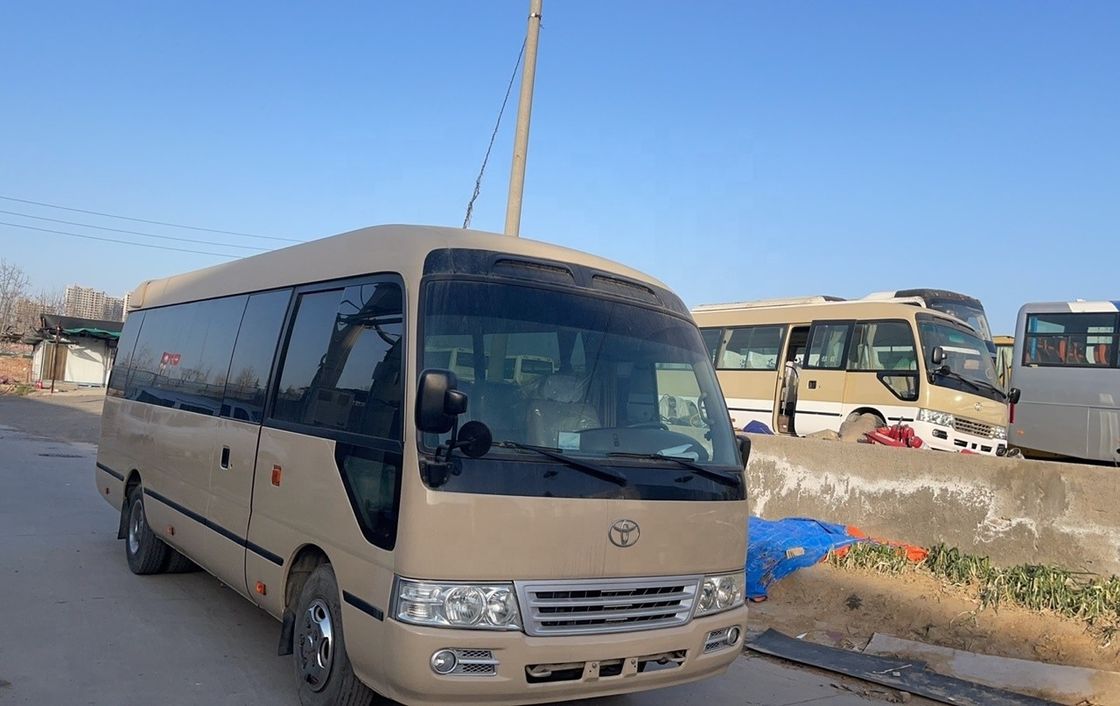 Gebrauchtes 30-Sitzer-Toyota Coaster Kleinpassagierbus mit Klimaanlage für den afrikanischen Markt