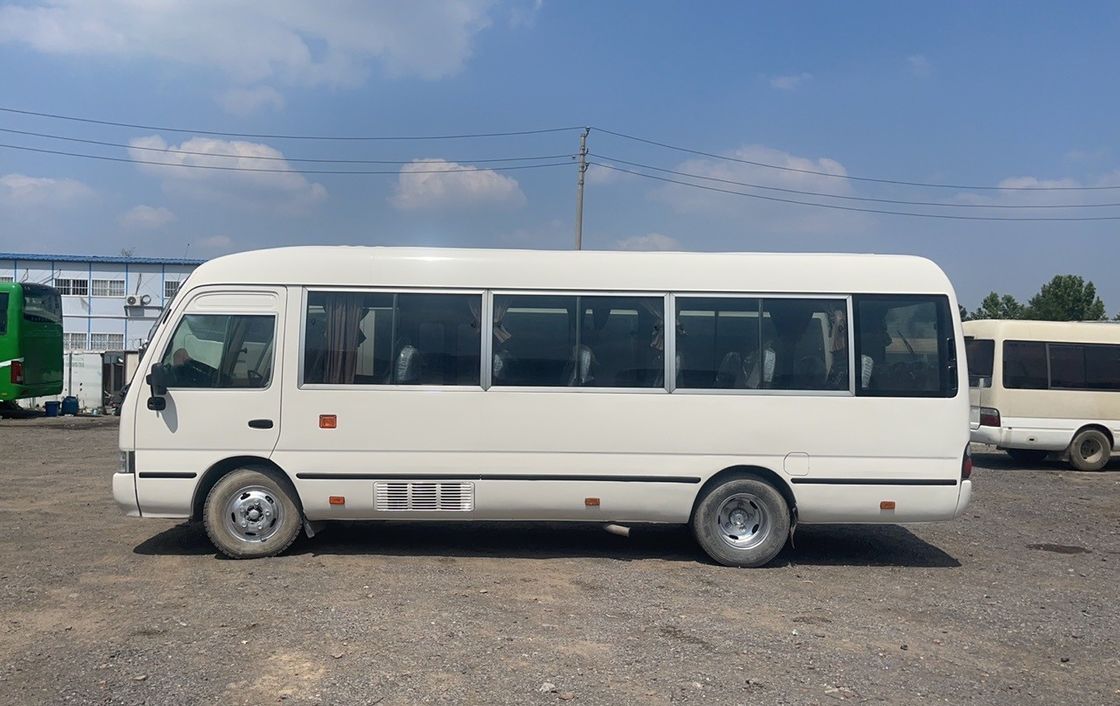 30-Sitzer Toyo ta Coaster Bus mit 9.00R20 Reifen und komfortablen Sitzplätzen