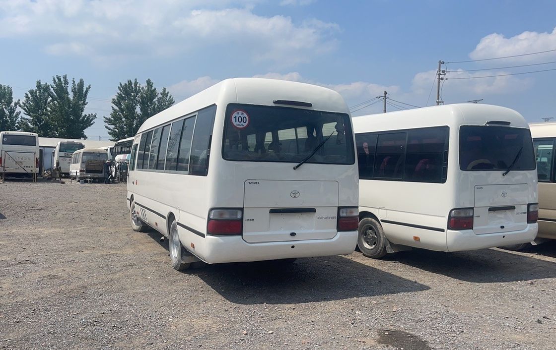 30-Sitzer Toyo ta Coaster Bus mit 9.00R20 Reifen und komfortablen Sitzplätzen