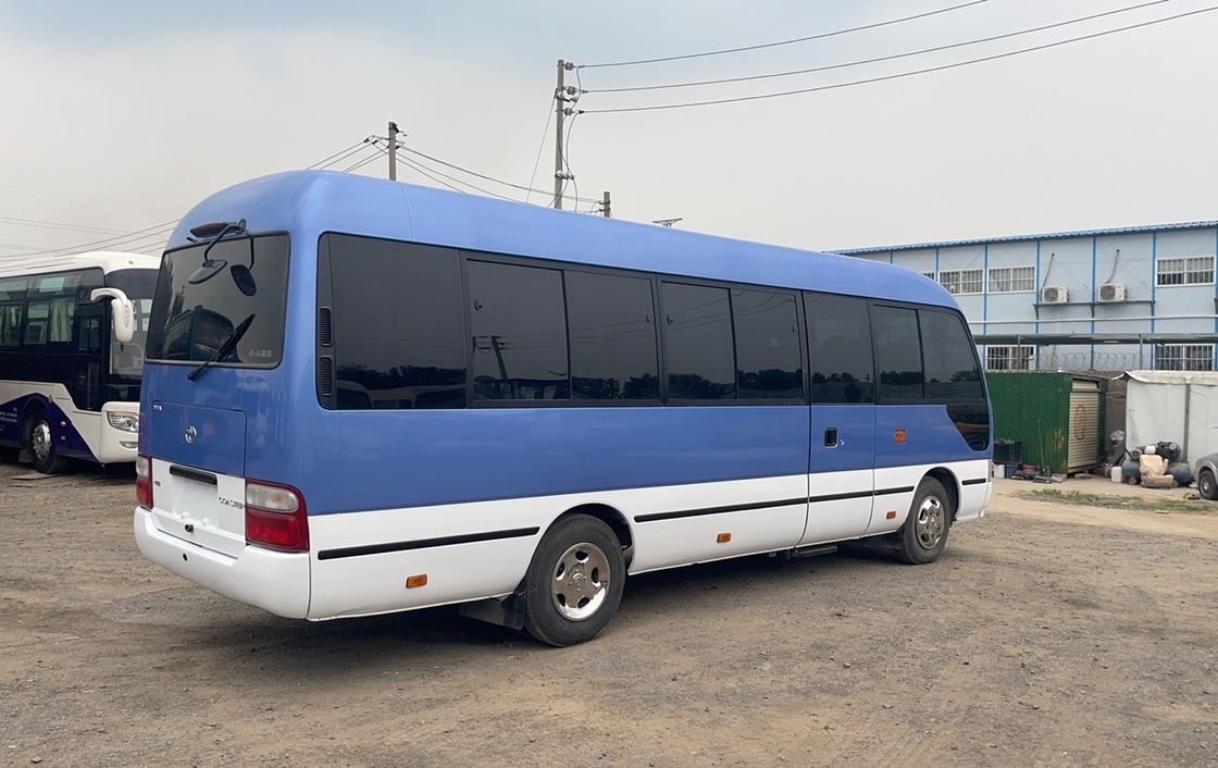 Luxus 21-Sitzer Toyota Coaster Minibus mit Motorkapazität 4L Reifen 255/70R 22.5-16