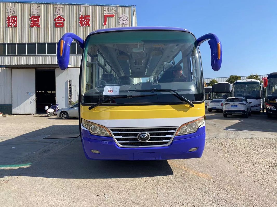 35- und 45-Sitzer-Tourenbusse mit linksfahrendem öffentlichen Bus