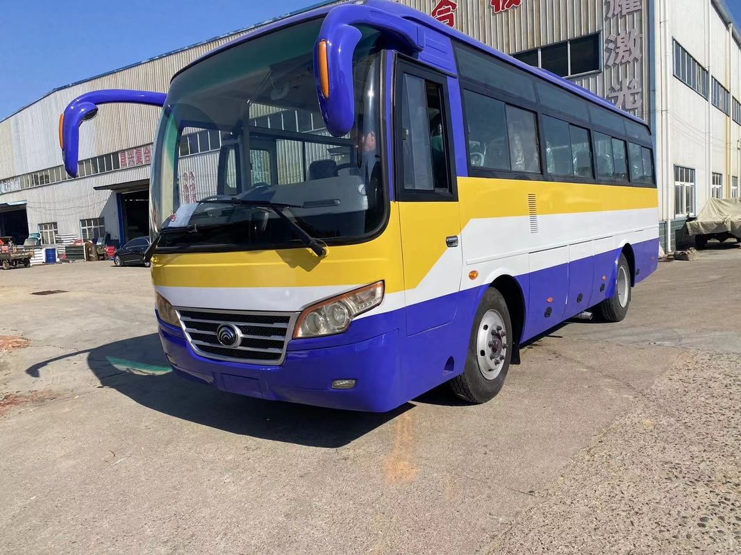 35- und 45-Sitzer-Tourenbusse mit linksfahrendem öffentlichen Bus