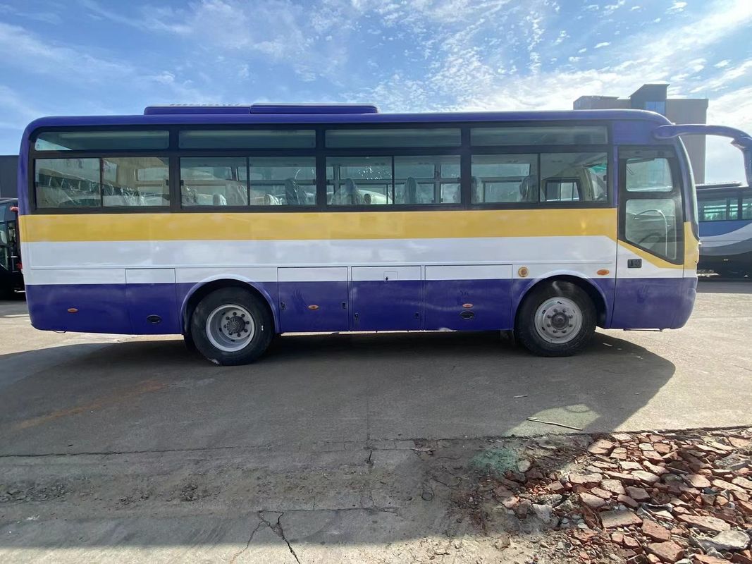 35- und 45-Sitzer-Tourenbusse mit linksfahrendem öffentlichen Bus