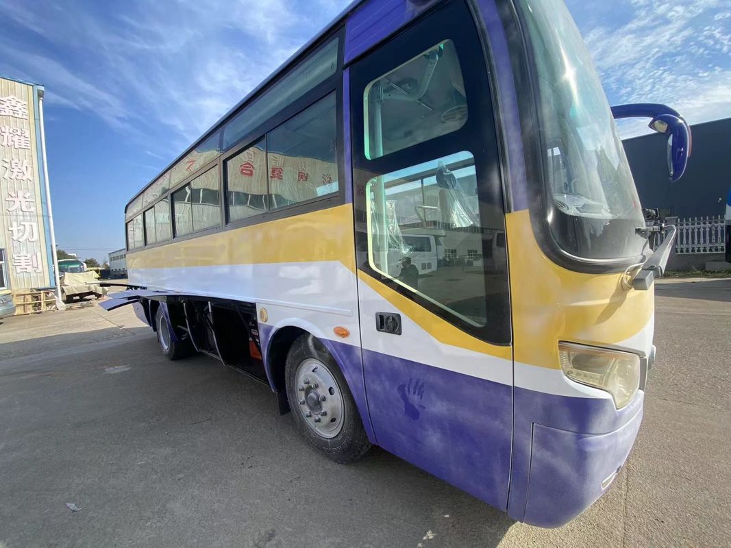 35- und 45-Sitzer-Tourenbusse mit linksfahrendem öffentlichen Bus