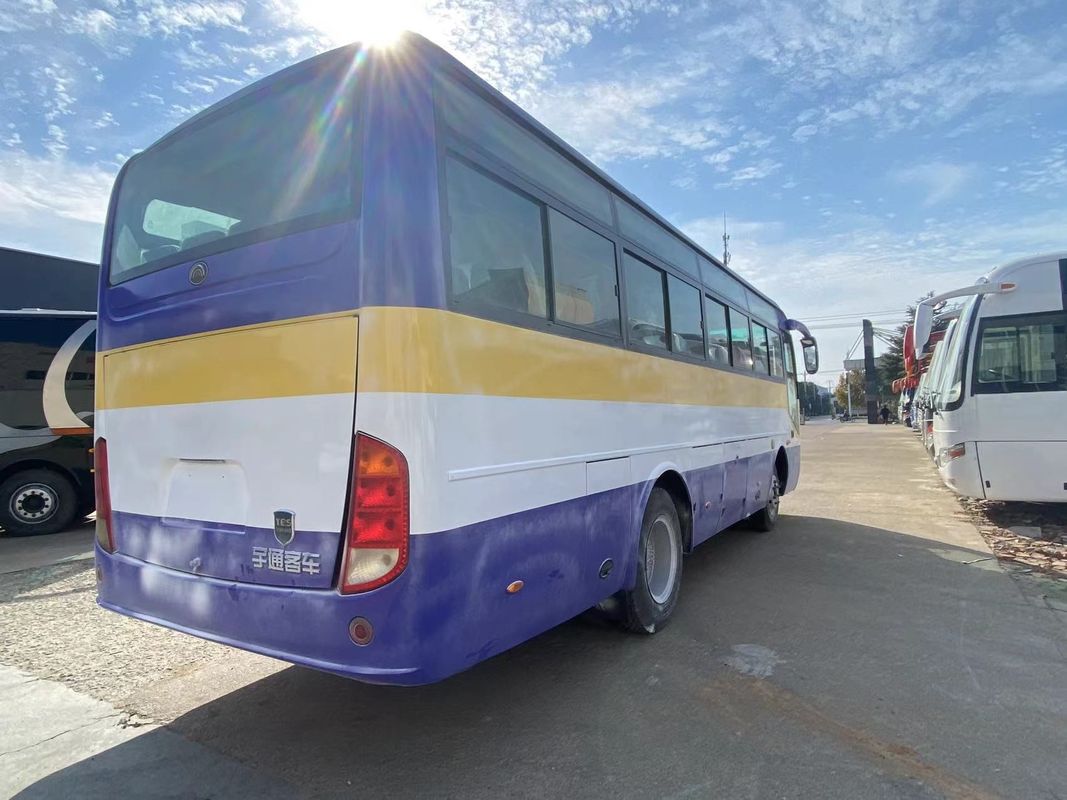 35- und 45-Sitzer-Tourenbusse mit linksfahrendem öffentlichen Bus