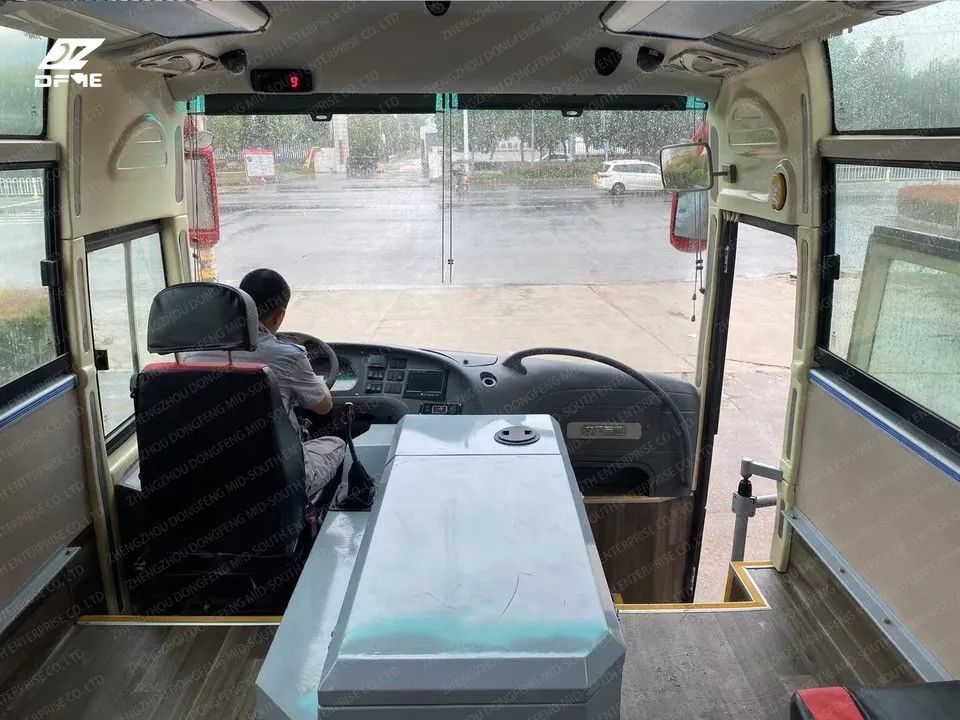 55 Sitzplätze Gebrauchtbus für den afrikanischen Markt 4X2 LHD-Typ und maximale Geschwindigkeit 100 Km/h