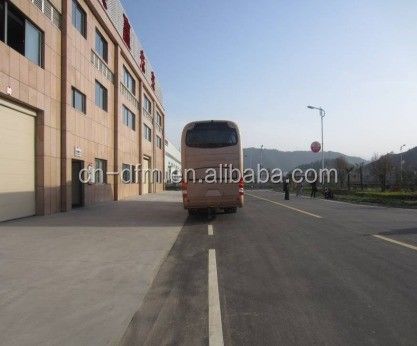 Hintertriebwerk Cummins Motor Dongfeng Tourismus Bus mit Toilette und Sitze 50 8900ml