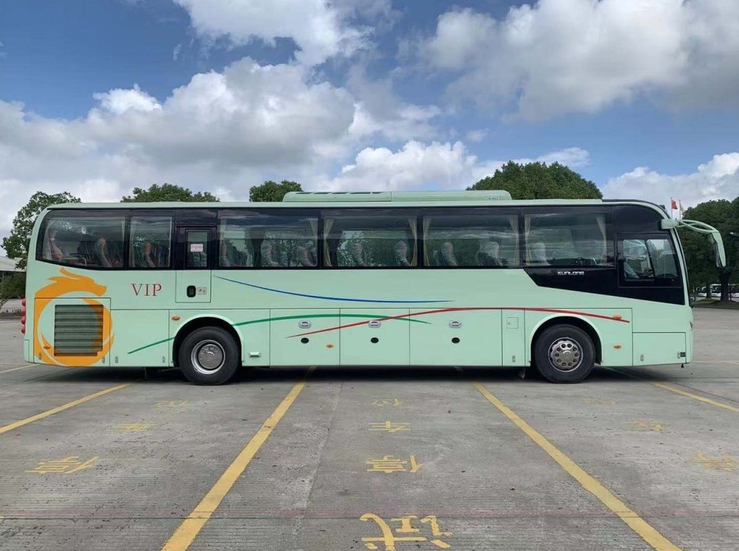 47-Sitzer Luxus-Diesel-Reisebus mit hoher Motorkapazität und bequemen Sitzen