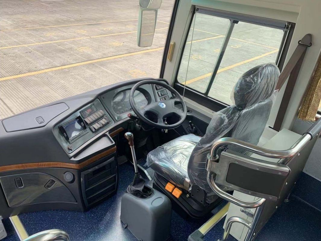 47-Sitzer Luxus-Diesel-Reisebus mit hoher Motorkapazität und bequemen Sitzen