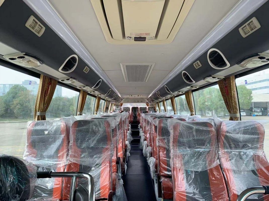 47-Sitzer Luxus-Diesel-Reisebus mit hoher Motorkapazität und bequemen Sitzen