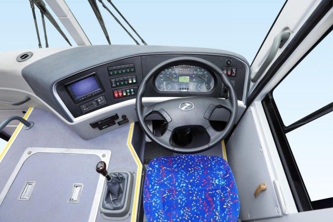 FAST-Bus mit Manualgetriebe mit Rohrlosen Reifen 315/80R22.5 und Luxusinterieur