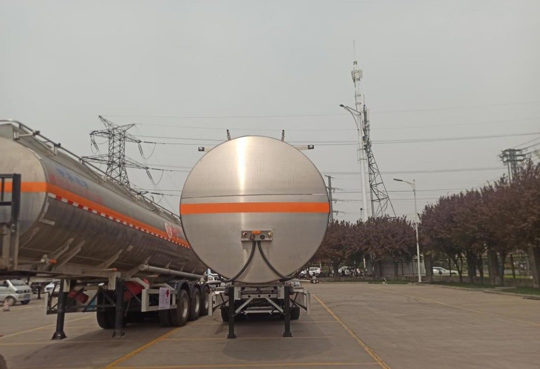 CIMC LINYU 46000L Brennstofftankschiff aus Aluminiumlegierung Anhängerfahrzeug mit Radstand 6150 1310 1310