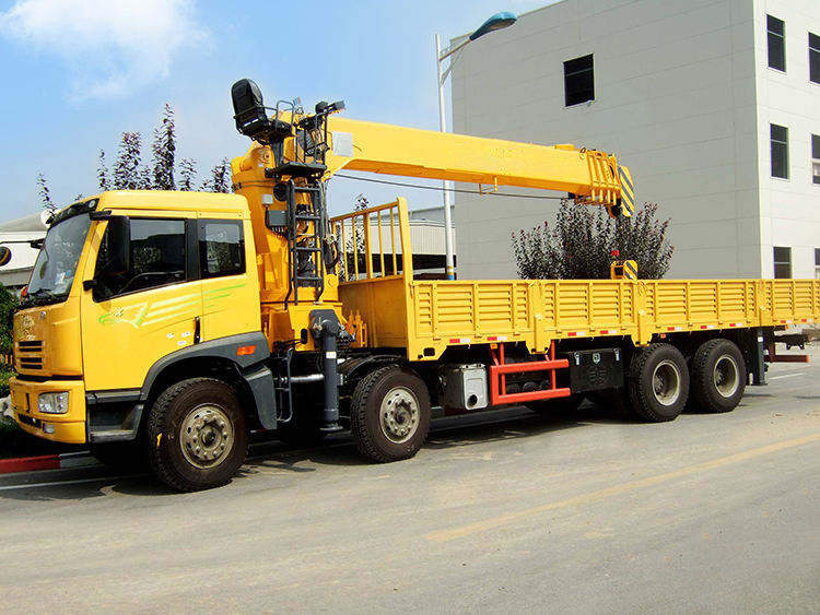 10 Tonnen schwerer Teleskop-Bohrfahrzeug, auf dem Kran montiert ist und mit einer Ausrutschspannweite von 2280-5580 mm