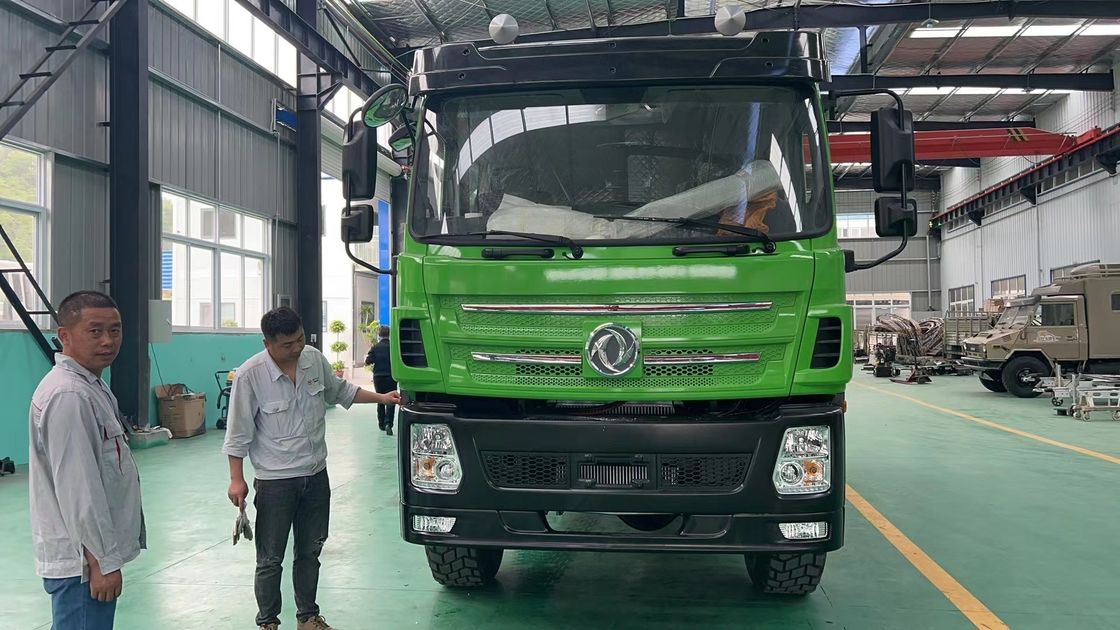 Manuelle 8-Gang-Getriebe und 155 kW Leistung 6 * 6 Wüsten-Passagierbus für den Bergbau in Dongfeng